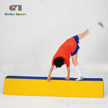 Entraînement de performance de gymnastique avec poutre d&#39;équilibre au sol